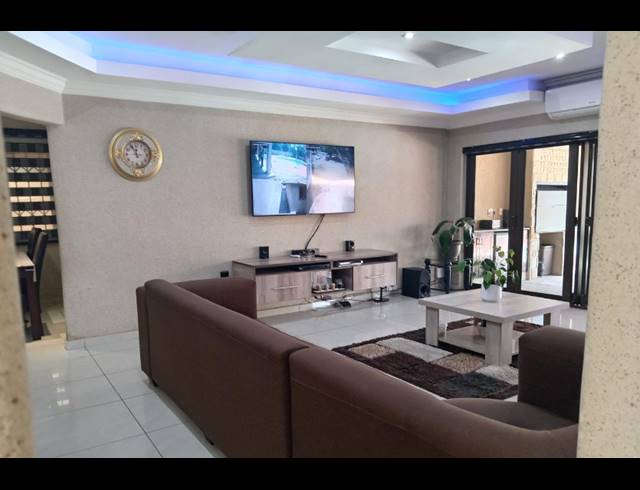6 BEDROOM HOUSE FOR SALE IN MONDEOR